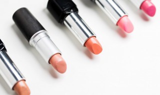 嘴唇又大又厚怎么选口红 嘴唇厚而大怎样选口红颜色