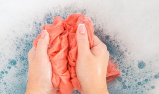 棉衣上的油渍怎么洗（棉衣上的油渍怎么洗掉）