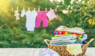 洗衣服时白色衣服被染色了怎么办（白色衣服洗的时候被染色了怎么办）