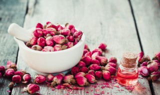 玫瑰花茶如何挑选(怎样挑选玫瑰花茶哪种更好些)