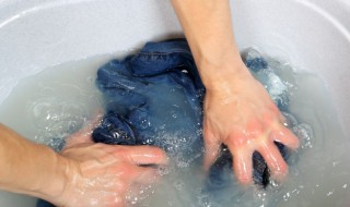 牛仔裤上的老油渍怎么才能洗掉（牛仔裤上的老油渍怎么才能洗掉干净）