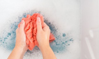 去年棉袄上面的油渍怎么洗掉 棉袄上的油渍几年了怎么去除