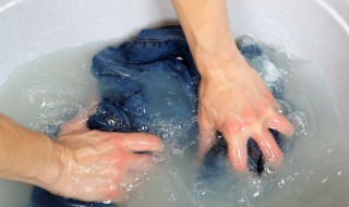 裤子上油渍用什么洗得掉 油渍在裤子上怎么能洗掉