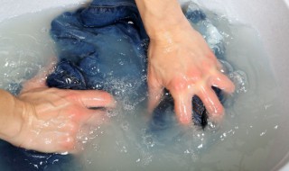 纯棉裤子怎么洗不掉色（棉麻裤怎么洗不掉色）