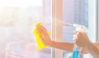 玻璃顽固水垢清除妙招有哪些(玻璃上的顽固水垢怎么清洗才能掉)