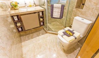 浴室地板水垢如何清除（浴室地板污垢怎么清除）