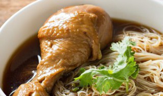 煮面有白色泡沫怎么办（煮面时有白沫怎么办）