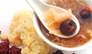 银耳莲子羹怎么煮（银耳莲子羹怎么煮才会粘稠）