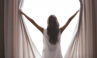阳台窗帘如何选择（阳台窗帘怎么选择）