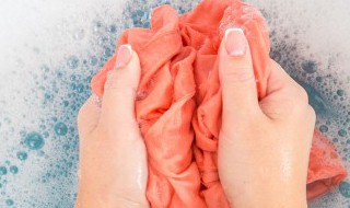 衣服上有油渍怎么清洗（白色衣服上有油渍怎么清洗）