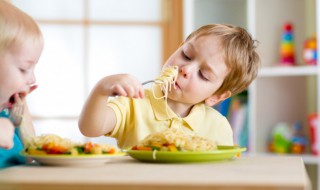 小孩吃了发霉的东西怎么办 小孩吃了发霉的东西怎么办该吃什么药