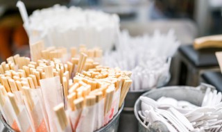 如何去除筷子上的霉菌斑 筷子有霉斑怎么去除 筷子发霉应该更换