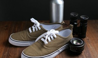 如何去除运动鞋上的霉斑（运动鞋长霉斑怎么洗掉）