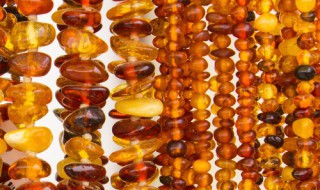 真正的琥珀用手电照出来什么颜色 血珀用手电筒照出来什么颜色