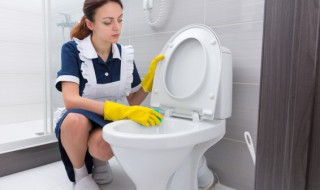 马桶发黄污渍怎么去除（马桶上面发黄的污渍如何清洗）