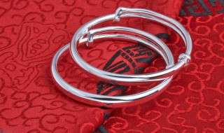 推拉银镯子大怎么调小（推拉银手镯怎么调小）