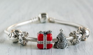 银镯子发黄怎么清洗（银镯子变黄怎么清洗小妙招）