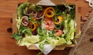 塑料保鲜盒可以直接放锅里蒸吗(塑料保鲜盒能放锅里蒸吗)