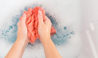 白色衣服的污渍怎么去除（白色衣服上污渍怎么清洗掉）