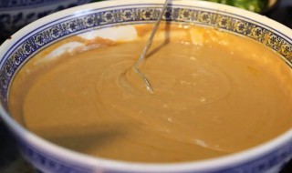 咋把芝麻酱调稀呢（怎么把芝麻酱调稀）