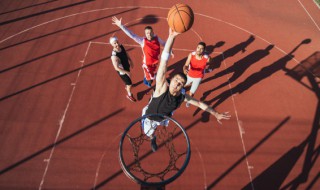 接球后可以直接三步上篮吗（原地接球后可以直接三步上篮吗）