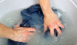 衣服有污渍怎么洗（防水面料的衣服有污渍怎么洗）