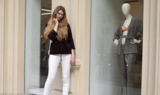 白裤子有污渍怎么清洗（怎样洗掉白裤子上的污渍）