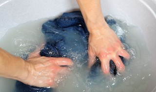 衣服胶水污渍怎么去掉（衣服上水胶怎么去除）