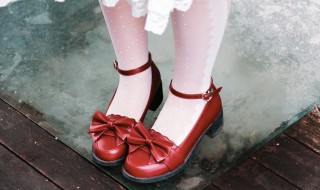 皮鞋上的污渍怎么去除 皮质鞋子的污渍怎么去除