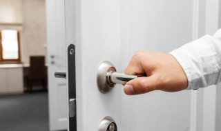 钥匙忘家里了怎么开门（钥匙忘家里了怎么开门门从外面开的）