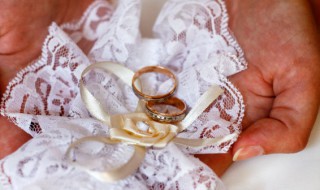 钻石有荧光和无荧光的区别（有荧光的钻石和无荧光的钻石区别）