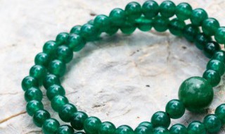 翡翠切口料怎么打价（5亿的翡翠原石,大家来看看切料过程）