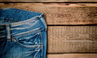 新买的牛仔裤第一次怎么洗（新买的牛仔裤第一次怎么洗不褪色）