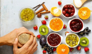 为什么橘子皮挤出的汁能引爆气球（橘子皮上的汁碰到气球为什么气球会爆炸）