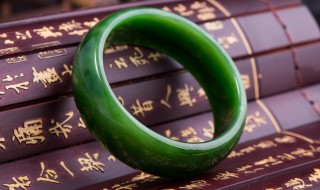 翡翠手镯歪了怎么弄（银手镯弄歪了怎么办）