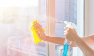 如何清除旧玻璃贴膜 如何去除旧的玻璃贴膜