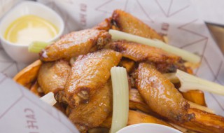 鸡翅可以用冷水解冻吗 冻鸡翅用热水还是冷水解冻