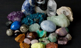 放大后的玻璃陨石特点是什么 玻璃陨石最明显的特征是什么