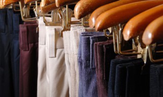 白色裤子搭配什么颜色衬衫好看 白色裤子搭配什么颜色衬衫好看女