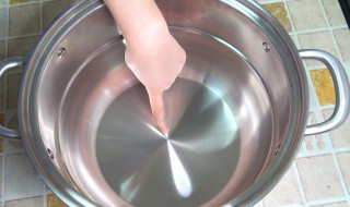 如何清洗不锈钢的污渍（不锈钢制品上的污渍怎么清洗）