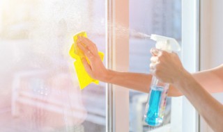 玻璃门怎么清洗（玻璃门怎么清洗才干净）