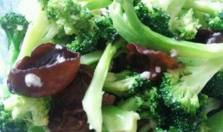 清炒西兰花木耳的家常做法(西兰花炒木耳怎样做)