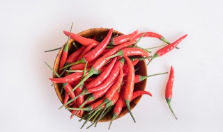 盆栽辣椒施尿素可以吗（辣椒可以喷施尿素吗）