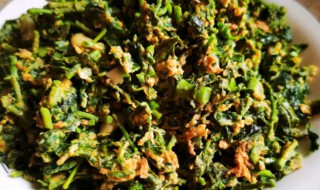 香椿炒鸡蛋有毒是真的吗（香椿芽直接炒鸡蛋有毒吗）