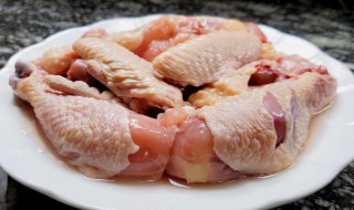 吃了没煮熟的鸡肉会有寄生虫吗（吃了没煮熟的鸡肉会有寄生虫吗怎么办）