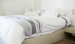 床头不该放哪些东西（床头不可以放哪些东西）