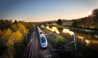 中国高铁第一个通的县级市是哪里 中国高铁第一个通的县级市是哪里的