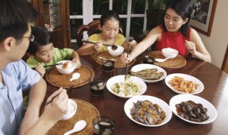 红木家具怎么选（红木家具怎么选料）