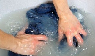 如何去除衣服上的顽固物质呀(衣服上的固体胶如何去除)