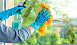 如何去除玻璃上的贴纸痕迹（怎么去掉玻璃上的贴纸）